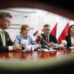 03.09.2018 Kielce. ŚUW. Konferencja prasowa dotycząca nowych projektów wojewody związanych z obchodami stulecia niepodległości. Rektor PŚK WIesław Trąmpczyński, senator Krzysztof Słoń, wojewoda Agata Wojtyszek, świętokrzyski wicekurator oświaty Tomasz Pleban i Agata Gałka-Bernacka Dyrektor Biura Wojewody / Jarosław Kubalski / Radio Kielce