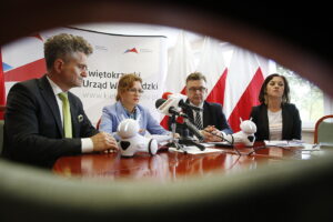 03.09.2018 Kielce. ŚUW. Konferencja prasowa dotycząca nowych projektów wojewody związanych z obchodami stulecia niepodległości. Rektor PŚK WIesław Trąmpczyński, senator Krzysztof Słoń, wojewoda Agata Wojtyszek, świętokrzyski wicekurator oświaty Tomasz Pleban i Agata Gałka-Bernacka Dyrektor Biura Wojewody / Jarosław Kubalski / Radio Kielce