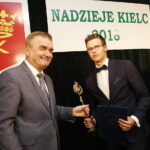 10.09.2018 Kielce. Dom Środowisk Twórczych. Nagrody "Nadzieje Kielc". Prezydent Wojciech Lubawski wręcza statuetkę Dominikowi Bujakowi / Jarosław Kubalski / Radio Kielce