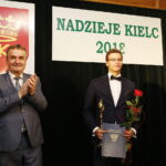 10.09.2018 Kielce. Dom Środowisk Twórczych. Nagrody "Nadzieje Kielc". Prezydent Wojciech Lubawski wręcza statuetkę Dominikowi Bujakowi / Jarosław Kubalski / Radio Kielce