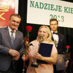 10.09.2018 Kielce. Dom Środowisk Twórczych. Nagrody "Nadzieje Kielc". Prezydent Wojciech Lubawski wręcza statuetkę dla Patryka Cedro / Jarosław Kubalski / Radio Kielce