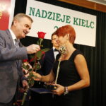 10.09.2018 Kielce. Dom Środowisk Twórczych. Nagrody "Nadzieje Kielc". Prezydent Wojciech Lubawski wręcza statuetkę dla Maksyma Chudzickiego / Jarosław Kubalski / Radio Kielce