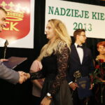 10.09.2018 Kielce. Dom Środowisk Twórczych. Nagrody "Nadzieje Kielc". Prezydent Wojciech Lubawski wręcza statuetkę Katarzynie Jaśkowskiej / Jarosław Kubalski / Radio Kielce