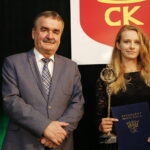 10.09.2018 Kielce. Dom Środowisk Twórczych. Nagrody "Nadzieje Kielc". Prezydent Wojciech Lubawski wręcza statuetkę Katarzynie Jaśkowskiej / Jarosław Kubalski / Radio Kielce