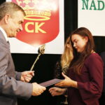 10.09.2018 Kielce. Dom Środowisk Twórczych. Nagrody "Nadzieje Kielc". Prezydent Wojciech Lubawski wręcza statuetkę Aleksandrze Kamizeli / Jarosław Kubalski / Radio Kielce