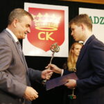 10.09.2018 Kielce. Dom Środowisk Twórczych. Nagrody "Nadzieje Kielc". Prezydent Wojciech Lubawski wręcza statuetkę Adamowi Kasińskiemu / Jarosław Kubalski / Radio Kielce