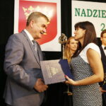 10.09.2018 Kielce. Dom Środowisk Twórczych. Nagrody "Nadzieje Kielc". Prezydent Wojciech Lubawski wręcza statuetkę dla Piotra Litwina / Jarosław Kubalski / Radio Kielce