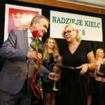 10.09.2018 Kielce. Dom Środowisk Twórczych. Nagrody "Nadzieje Kielc". Prezydent Wojciech Lubawski wręcza statuetkę dla Michała Marca / Jarosław Kubalski / Radio Kielce