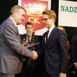 10.09.2018 Kielce. Dom Środowisk Twórczych. Nagrody "Nadzieje Kielc". Prezydent Wojciech Lubawski wręcza statuetkę Olafowi Puchalskiemu / Jarosław Kubalski / Radio Kielce