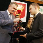 10.09.2018 Kielce. Dom Środowisk Twórczych. Nagrody "Nadzieje Kielc". Prezydent Wojciech Lubawski wręcza statuetkę Wiktorowi Rysińskiemu / Jarosław Kubalski / Radio Kielce