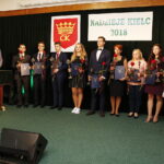 10.09.2018 Kielce. Dom Środowisk Twórczych. Prezydent Wojciech Lubawski z laureatami / Jarosław Kubalski / Radio Kielce