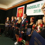 10.09.2018 Kielce. Dom Środowisk Twórczych. Prezydent Wojciech Lubawski z laureatami / Jarosław Kubalski / Radio Kielce