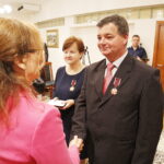 13.09.2018 Kielce. Krzyże Zasługi dla osób zasłużonych w działalności społecznej i samorządowej wręczyli wojewoda Agata Wojtyszek i senator Krzysztof Słoń. Złote Krzyże otrzymali Danuta Leśniewicz i Piotr Kopański / Jarosław Kubalski / Radio Kielce