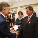 13.09.2018 Kielce. Krzyże Zasługi dla osób zasłużonych w działalności społecznej i samorządowej wręczyli wojewoda Agata Wojtyszek i senator Krzysztof Słoń. Złote Krzyże otrzymali Danuta Leśniewicz i Piotr Kopański / Jarosław Kubalski / Radio Kielce