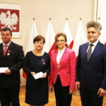 13.09.2018 Kielce. Krzyże Zasługi dla osób zasłużonych w działalności społecznej i samorządowej wręczyli wojewoda Agata Wojtyszek i senator Krzysztof Słoń. Złote Krzyże otrzymali Danuta Leśniewicz i Piotr Kopański / Jarosław Kubalski / Radio Kielce