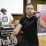 17.09.2018 Kielce. VI LO. Raper Mirosław "Kolah" Kolczyk mówił i śpiewał o niebezpieczeństwie związanym z zażywaniem dopalaczy i narkotyków / Jarosław Kubalski / Radio Kielce