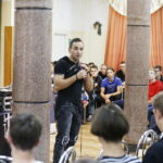 17.09.2018 Kielce. VI LO. Raper Mirosław "Kolah" Kolczyk mówił i śpiewał o niebezpieczeństwie związanym z zażywaniem dopalaczy i narkotyków / Jarosław Kubalski / Radio Kielce