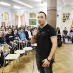 17.09.2018 Kielce. VI LO. Raper Mirosław "Kolah" Kolczyk mówił i śpiewał o niebezpieczeństwie związanym z zażywaniem dopalaczy i narkotyków / Jarosław Kubalski / Radio Kielce