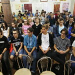 17.09.2018 Kielce. VI LO. Raper Mirosław "Kolah" Kolczyk mówił i śpiewał o niebezpieczeństwie związanym z zażywaniem dopalaczy i narkotyków / Jarosław Kubalski / Radio Kielce