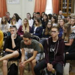 17.09.2018 Kielce. VI LO. Raper Mirosław "Kolah" Kolczyk mówił i śpiewał o niebezpieczeństwie związanym z zażywaniem dopalaczy i narkotyków / Jarosław Kubalski / Radio Kielce