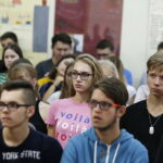 17.09.2018 Kielce. VI LO. Raper Mirosław "Kolah" Kolczyk mówił i śpiewał o niebezpieczeństwie związanym z zażywaniem dopalaczy i narkotyków / Jarosław Kubalski / Radio Kielce