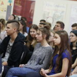 17.09.2018 Kielce. VI LO. Raper Mirosław "Kolah" Kolczyk mówił i śpiewał o niebezpieczeństwie związanym z zażywaniem dopalaczy i narkotyków / Jarosław Kubalski / Radio Kielce