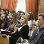 17.09.2018 Kielce. VI LO. Raper Mirosław "Kolah" Kolczyk mówił i śpiewał o niebezpieczeństwie związanym z zażywaniem dopalaczy i narkotyków / Jarosław Kubalski / Radio Kielce