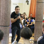 17.09.2018 Kielce. VI LO. Raper Mirosław "Kolah" Kolczyk mówił i śpiewał o niebezpieczeństwie związanym z zażywaniem dopalaczy i narkotyków / Jarosław Kubalski / Radio Kielce