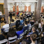 17.09.2018 Kielce. VI LO. Raper Mirosław "Kolah" Kolczyk mówił i śpiewał o niebezpieczeństwie związanym z zażywaniem dopalaczy i narkotyków / Jarosław Kubalski / Radio Kielce