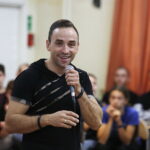 17.09.2018 Kielce. VI LO. Raper Mirosław "Kolah" Kolczyk mówił i śpiewał o niebezpieczeństwie związanym z zażywaniem dopalaczy i narkotyków / Jarosław Kubalski / Radio Kielce