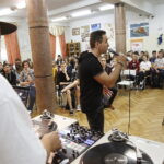 17.09.2018 Kielce. VI LO. Raper Mirosław "Kolah" Kolczyk mówił i śpiewał o niebezpieczeństwie związanym z zażywaniem dopalaczy i narkotyków / Jarosław Kubalski / Radio Kielce