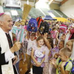 18.09.2018 Kielce. Akcja "Kochane Pierwszaki". w Hali Legionów. Biskup Marian Florczyk poświęcił tornistry / Jarosław Kubalski / Radio Kielce