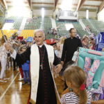 18.09.2018 Kielce. Akcja "Kochane Pierwszaki". w Hali Legionów. Biskup Marian Florczyk poświęcił tornistry / Jarosław Kubalski / Radio Kielce