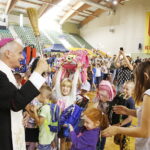 18.09.2018 Kielce. Akcja "Kochane Pierwszaki". w Hali Legionów. Biskup Marian Florczyk poświęcił tornistry / Jarosław Kubalski / Radio Kielce