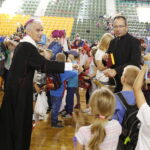 18.09.2018 Kielce. Akcja "Kochane Pierwszaki". w Hali Legionów. Biskup Marian Florczyk poświęcił tornistry / Jarosław Kubalski / Radio Kielce