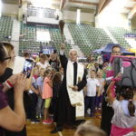 18.09.2018 Kielce. Akcja "Kochane Pierwszaki". w Hali Legionów. Biskup Marian Florczyk poświęcił tornistry / Jarosław Kubalski / Radio Kielce