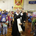 18.09.2018 Kielce. Akcja "Kochane Pierwszaki". w Hali Legionów. Biskup Marian Florczyk poświęcił tornistry / Jarosław Kubalski / Radio Kielce