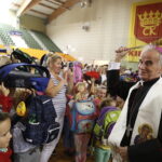 18.09.2018 Kielce. Akcja "Kochane Pierwszaki". w Hali Legionów. Biskup Marian Florczyk poświęcił tornistry / Jarosław Kubalski / Radio Kielce