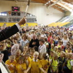 18.09.2018 Kielce. Akcja "Kochane Pierwszaki". w Hali Legionów. Biskup Marian Florczyk poświęcił tornistry / Jarosław Kubalski / Radio Kielce