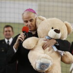 18.09.2018 Kielce. Akcja "Kochane Pierwszaki". w Hali Legionów. Biskup Marian Florczyk / Jarosław Kubalski / Radio Kielce