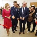 19.09.2018 Kielce. Klub seniora przy ulicy Krzemionkowej. Poseł Anna Krupka, senator Krzysztof Słoń, dyrektor MOPR Marek Scelina, seniorka i prezydent Kielc Wojciech Lubawski / Jarosław Kubalski / Radio Kielce