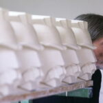 20.09.2018 Ćmielów. Polskie Fabryki Porcelany „Ćmielów”. Stanisław Brach i jego rzeźby głowy marszałka Józefa Piłsudskiego / Jarosław Kubalski / Radio Kielce