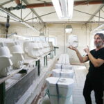 20.09.2018 Ćmielów. Polskie Fabryki Porcelany „Ćmielów”. Stanisław Brach i jego rzeźby głowy marszałka Józefa Piłsudskiego / Jarosław Kubalski / Radio Kielce