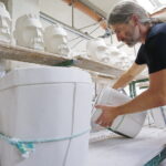 20.09.2018 Ćmielów. Polskie Fabryki Porcelany „Ćmielów”. Stanisław Brach i jego rzeźby głowy marszałka Józefa Piłsudskiego / Jarosław Kubalski / Radio Kielce