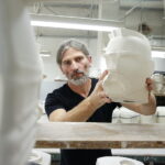 20.09.2018 Ćmielów. Polskie Fabryki Porcelany „Ćmielów”. Stanisław Brach i jego rzeźby głowy marszałka Józefa Piłsudskiego / Jarosław Kubalski / Radio Kielce