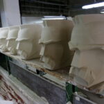 20.09.2018 Ćmielów. Polskie Fabryki Porcelany „Ćmielów”. Stanisław Brach i jego rzeźby głowy marszałka Józefa Piłsudskiego / Jarosław Kubalski / Radio Kielce