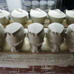 20.09.2018 Ćmielów. Polskie Fabryki Porcelany „Ćmielów”. Stanisław Brach i jego rzeźby głowy marszałka Józefa Piłsudskiego / Jarosław Kubalski / Radio Kielce