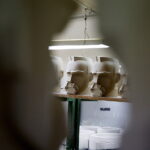 20.09.2018 Ćmielów. Polskie Fabryki Porcelany „Ćmielów”. Stanisław Brach i jego rzeźby głowy marszałka Józefa Piłsudskiego / Jarosław Kubalski / Radio Kielce