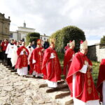 22.09.2018 Święty Krzyż. Świętokrzyski Rajd Pielgrzymkowy zakończył się mszą świętą na błoniach przed klasztorem / Jarosław Kubalski / Radio Kielce