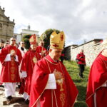 22.09.2018 Święty Krzyż. Świętokrzyski Rajd Pielgrzymkowy zakończył się mszą świętą na błoniach przed klasztorem. Na zdjęciu od lewej: Marian Florczyk - biskup pomocniczy diecezji kieleckiej, Jan Piotrowski - biskup kielecki i Piotr Turzyński - biskup pomocniczy diecezji radomskiej / Jarosław Kubalski / Radio Kielce